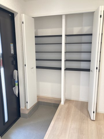 クレイドルガーデン高崎市箕郷町上芝第8　2号棟の収納|収納もある玄関です