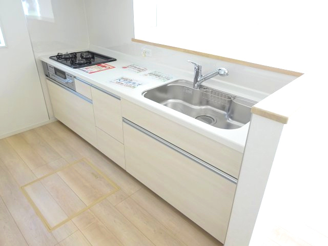 クレイドルガーデン高崎市箕郷町上芝第8　2号棟のキッチン|人気のカウンターキッチン採用です☆
コンロも３口ご用意しています！調理スペースも広くストレスなくお料理できます。
浄水器つきなので美味しいお水も飲めますよ♪