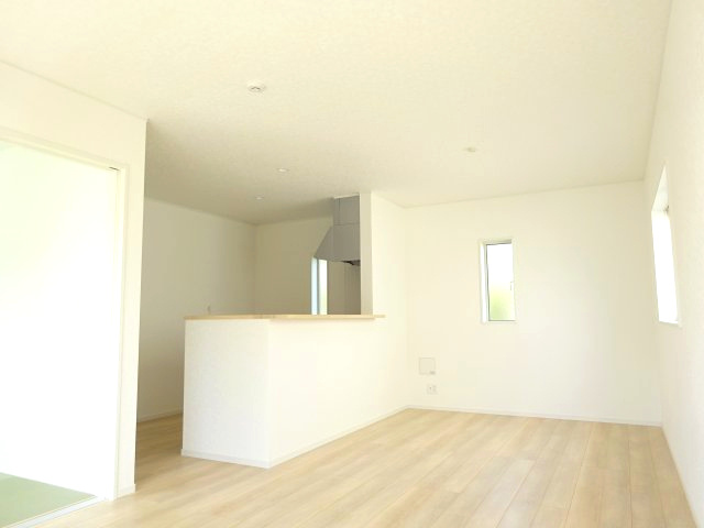 クレイドルガーデン高崎市箕郷町上芝第8　2号棟の居間・リビング|ゆったり過ごせる19帖リビングです
人気の対面式キッチンを配した空間はお好みの家具も合わせやすく、家族がくつろぐ快適な空間造りをサポート。窓からは明るい陽光が差し込みます。