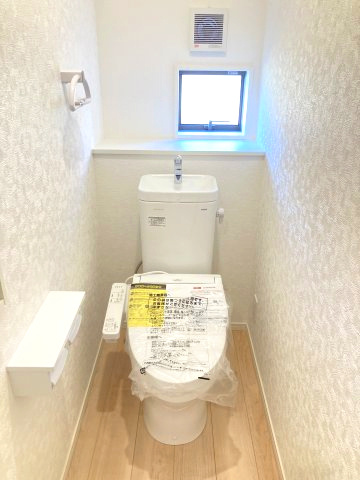 クレイドルガーデン高崎市箕郷町上芝第8　2号棟のトイレ|1階トイレです。清潔感のある白を基調としています。
温水洗浄・便座暖房機能の付いた快適なトイレです☆