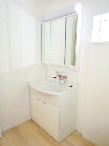 クレイドルガーデン高崎市箕郷町上芝第8　2号棟の独立洗面台|シャワー水栓付き洗面台で朝の身支度もバッチリです！
洗面台には収納スペースもあり洗面室もすっきり片付きますよ！