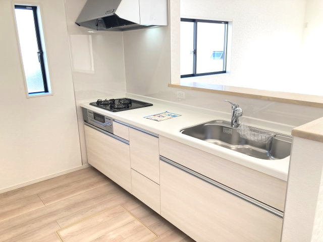 クレイドルガーデン高崎市箕郷町上芝第8　3号棟（平屋）のキッチン|人気のカウンターキッチン採用です☆
コンロも３口ご用意しています！調理スペースも広くストレスなくお料理できます。
浄水器つきなので美味しいお水も飲めますよ♪