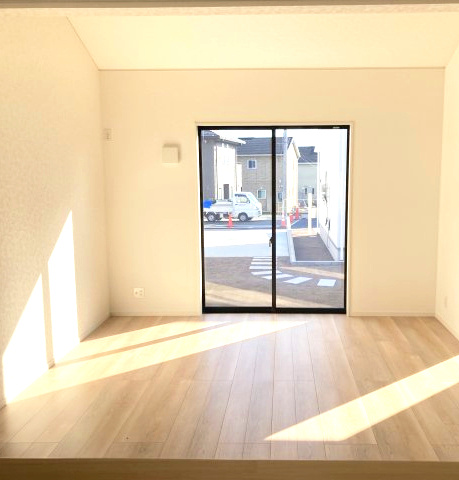 クレイドルガーデン高崎市箕郷町上芝第8　3号棟（平屋）の居間・リビング|ゆったり過ごせる18帖リビングです
人気の対面式キッチンを配した空間はお好みの家具も合わせやすく、家族がくつろぐ快適な空間造りをサポート。窓からは明るい陽光が差し込みます。