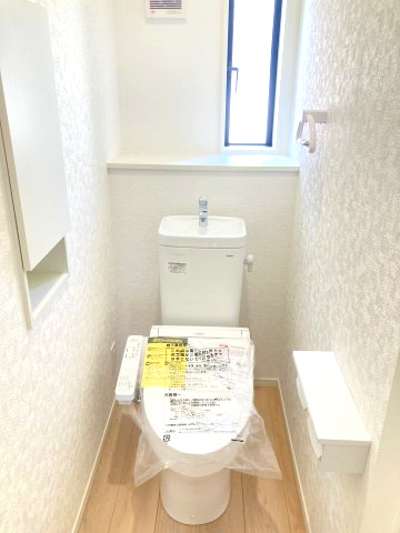 クレイドルガーデン高崎市箕郷町上芝第8　3号棟（平屋）のトイレ|1階トイレです。清潔感のある白を基調としています。
温水洗浄・便座暖房機能の付いた快適なトイレです☆