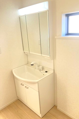 クレイドルガーデン高崎市箕郷町上芝第8　3号棟（平屋）の独立洗面台|シャワー水栓付き洗面台で朝の身支度もバッチリです！
洗面台には収納スペースもあり洗面室もすっきり片付きますよ！