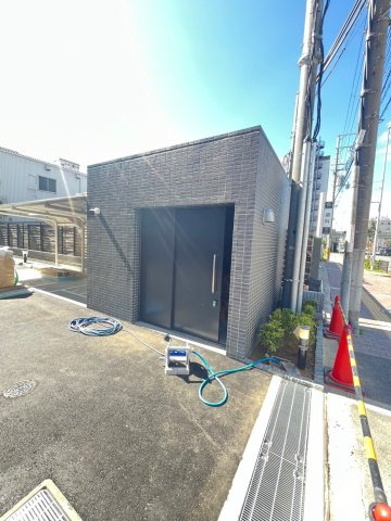 アドバンス江坂東デパールの駐車場
