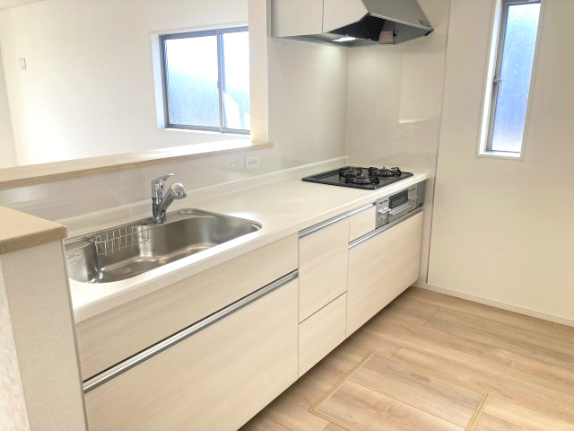 クレイドルガーデン高崎市箕郷町上芝第8　4号棟（平屋）のキッチン|人気のカウンターキッチン採用です☆
コンロも３口ご用意しています！調理スペースも広くストレスなくお料理できます。
浄水器つきなので美味しいお水も飲めますよ♪