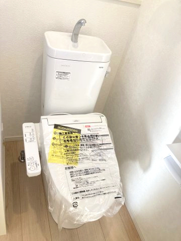 クレイドルガーデン高崎市箕郷町上芝第8　4号棟（平屋）のトイレ|1階トイレです。清潔感のある白を基調としています。
温水洗浄・便座暖房機能の付いた快適なトイレです☆