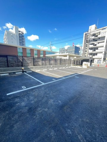 アドバンス江坂東デパールの駐車場