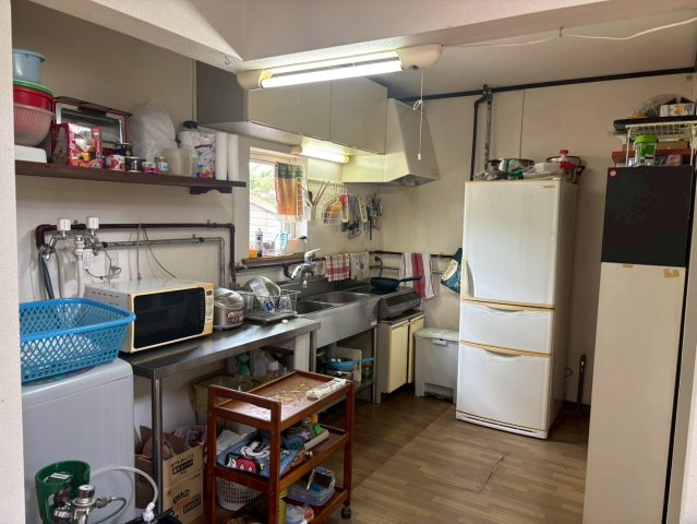 ＼自然の中でゆったり暮らす家／ 川湯駅前【中古住宅】のキッチン|大型家電も置けるゆとりのキッチン。