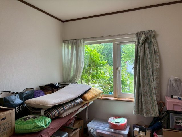 ＼自然の中でゆったり暮らす家／ 川湯駅前【中古住宅】の洋室|窓から緑を望む、明るい洋室です。