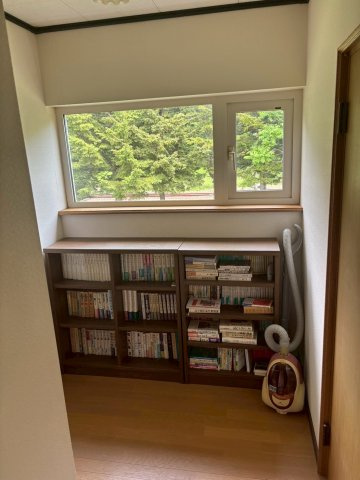 ＼自然の中でゆったり暮らす家／ 川湯駅前【中古住宅】の内装|窓から緑が見える書斎スペース。