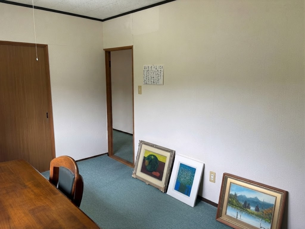 ＼自然の中でゆったり暮らす家／ 川湯駅前【中古住宅】の洋室|用途自在な洋室。プライベート空間も確保。