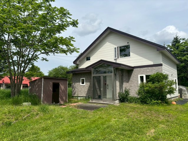 ＼自然の中でゆったり暮らす家／ 川湯駅前【中古住宅】の外観|庭付きで開放感のある外観です。