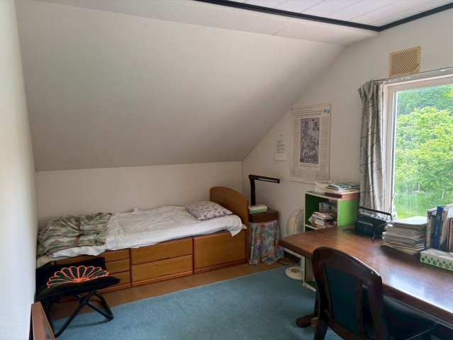 ＼自然の中でゆったり暮らす家／ 川湯駅前【中古住宅】の洋室|書斎にもなる、採光の良い洋室です。