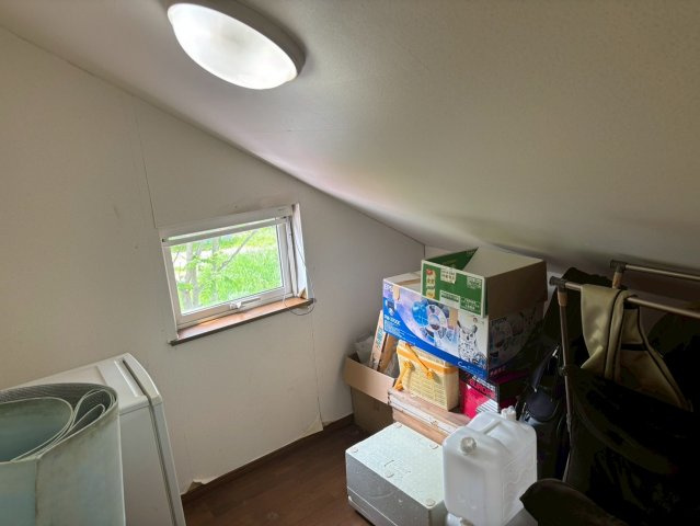 ＼自然の中でゆったり暮らす家／ 川湯駅前【中古住宅】の収納|窓付きで明るい収納スペースです。