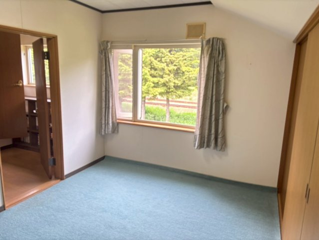 ＼自然の中でゆったり暮らす家／ 川湯駅前【中古住宅】の洋室|窓から緑を望む、明るい洋室です。