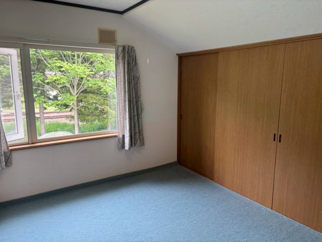 ＼自然の中でゆったり暮らす家／ 川湯駅前【中古住宅】の洋室|クローゼット付きで収納力も充実。