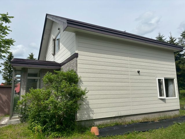 ＼自然の中でゆったり暮らす家／ 川湯駅前【中古住宅】の外観|広々とした庭と落ち着いた外観が魅力の家。