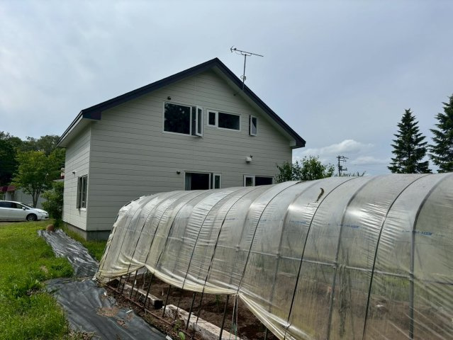 ＼自然の中でゆったり暮らす家／ 川湯駅前【中古住宅】の外観|家庭菜園も楽しめる庭。