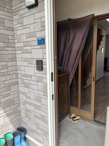 ＼自然の中でゆったり暮らす家／ 川湯駅前【中古住宅】の玄関|石調の外壁と広々とした玄関が特徴です。