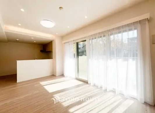 ビューリッシュ港北ニュータウンアジュリーヌの洋室|南東向き×前面棟なしで朝から明るいリビングダイニング