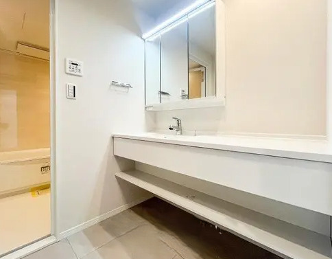 ビューリッシュ港北ニュータウンアジュリーヌの独立洗面台|リノベーション済の４LDKの水回りは新しく清潔感がありますね