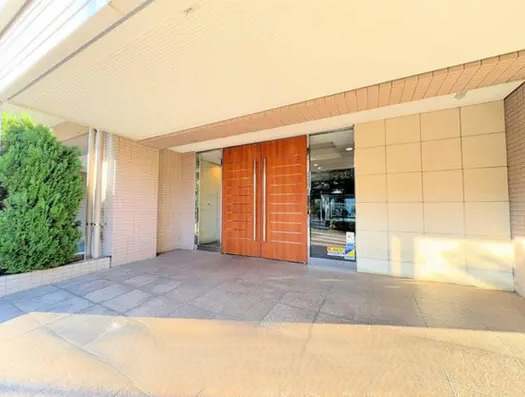 ビューリッシュ港北ニュータウンアジュリーヌのエントランス|マンションから商業施設のあるセンター北まで約30分くらいなのでお散歩など良いですね。