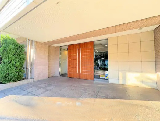 ビューリッシュ港北ニュータウンアジュリーヌのエントランス|エントランスから歩いていける近所には大型スーパービックヨーサン｜24時間OKジムなどあり。