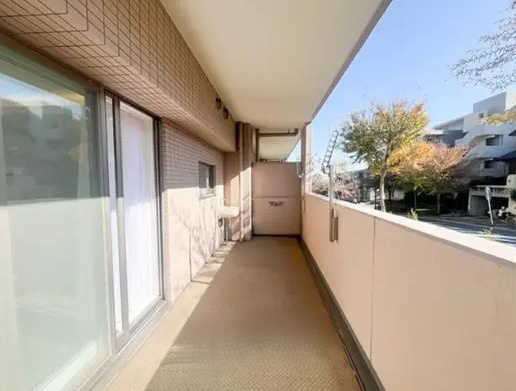 ビューリッシュ港北ニュータウンアジュリーヌのバルコニー|中古マンション魅力の1階お部屋のベランダからは四季折々の木々の変化が眺められる景観となっています。