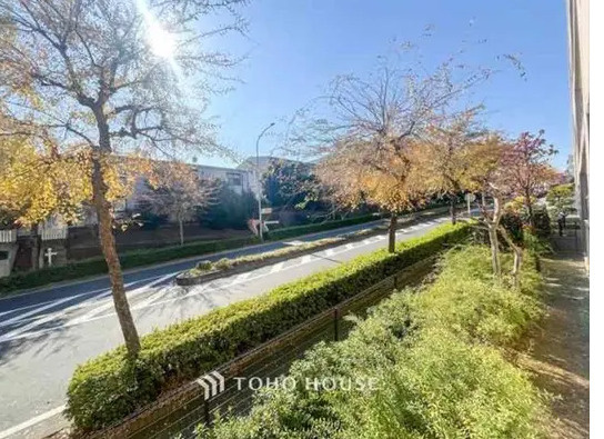 ビューリッシュ港北ニュータウンアジュリーヌのバルコニー|バルコニーからの眺めは感春夏秋冬の自然を感じられます。物件の魅力でもあります。