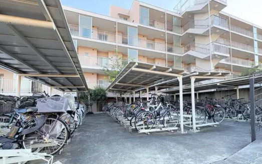 ビューリッシュ港北ニュータウンアジュリーヌの駐輪場|近所のスーパーまで自転車で6分ｌコンビニなどもありお買い物便利