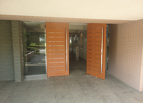 ビューリッシュ港北ニュータウンアジュリーヌのエントランス|エントランスから小中学校まで徒歩｜１ｋｍ以内です。