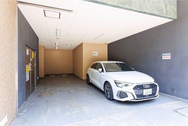 SERENiTE新大阪の駐車場