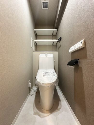 木場サニータウンのトイレ|木場サニータウン：ウォシュレット機能付き節水型トイレの上には棚が付いております♪