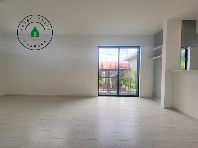 福岡市早良区内野5丁目第2-1棟（1号棟）の内観：施工例|ご家族を近くに感じられる対面キッチンのLDK。会話もはずみそうですね。