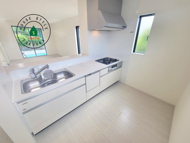 福岡市早良区内野5丁目第2-1棟（1号棟）の内観：施工例|ダイニングテーブルへの配膳がラクラク、お料理はかどるカウンター付きシステムキッチン！