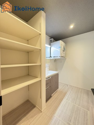 明石市大久保町山手台1丁目　全2区画2号棟　新築戸建　の洗面所|◆同社施工例◆洗面台はお化粧をする時にも便利な３面鏡＆お掃除の際にも便利なハンドシャワータイプです。