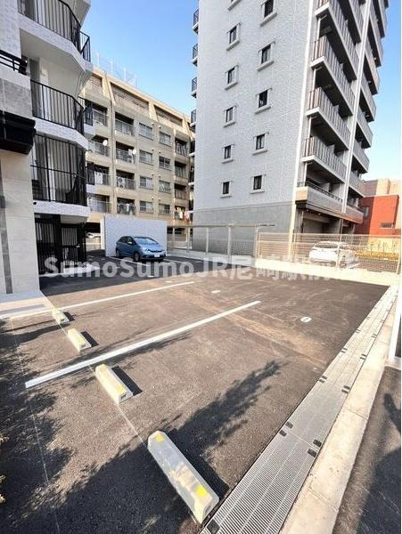 スプランディッド新大阪Ⅵの駐車場|駐車場があるので、車を買う予定の方も安心です