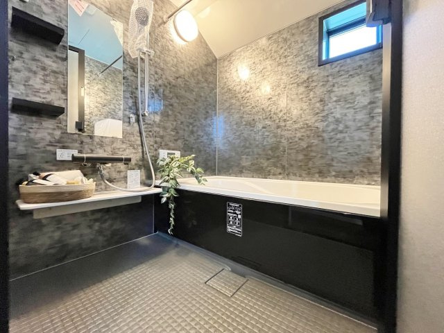 東村山市萩山町1丁目 限定1棟の浴室|足を伸ばしてゆったりとご入浴いただける一坪タイプのユニットバス
お子様とのご入浴も快適な広さです