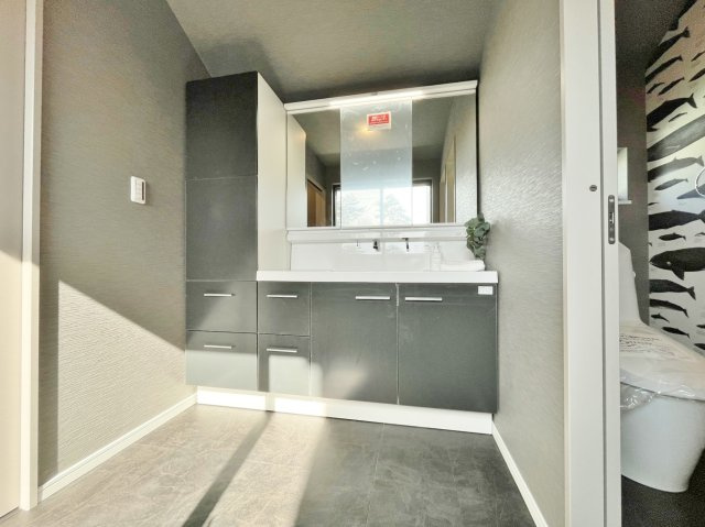 東村山市萩山町1丁目 限定1棟の洗面所|ゆとりある洗面スペース
大きな洗面台は大きな鏡で身だしなみも整えやすく朝の慌ただしい時間帯も快適です