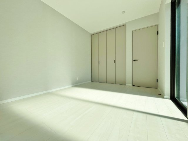 東村山市萩山町1丁目 限定1棟の洋室|1階6.0帖洋室
全室6帖以上でプライベート空間も快適
しっかりとした広さの収納付