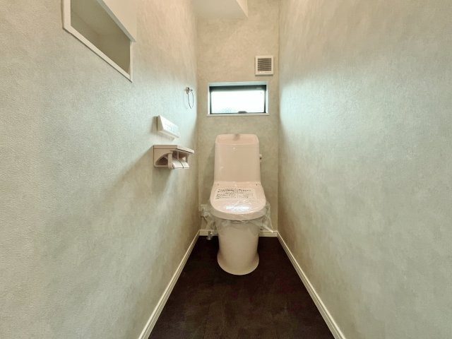 東村山市萩山町1丁目 限定1棟の居間・リビング|トイレは1階・2階にございます
温水洗浄暖房便座機能付