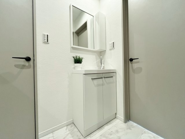 東村山市萩山町1丁目 限定1棟の独立洗面台|玄関ホールにはあると便利なセカンド洗面を設置
帰宅後すぐに手洗いうがいができます
