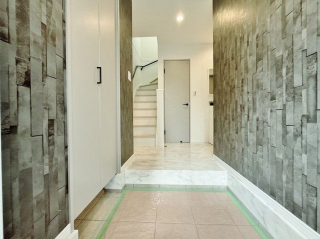 東村山市萩山町1丁目 限定1棟の玄関|明るくゆったりとした広さで開放的な玄関スペース
暖かく迎えてくれます