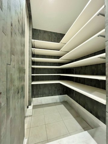 東村山市萩山町1丁目 限定1棟の収納|玄関には大容量のSIC完備
靴はもちろんベビーカーやお子さんの遊び道具なども収納いただけます