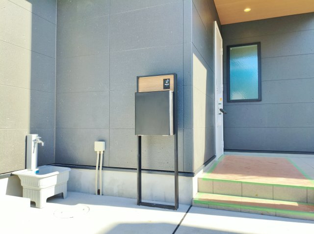 東村山市萩山町1丁目 限定1棟の設備|玄関先にはお洒落なポストと外水栓付
ガーデニングやお車の洗車などにも多目的にお使いいただけます