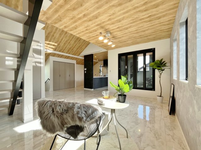 東村山市萩山町1丁目 限定1棟の居間・リビング|是非、現地にてご体感いただきたい圧巻の広さと開放感！！
広さ19.5帖のプレミアムな大空間です