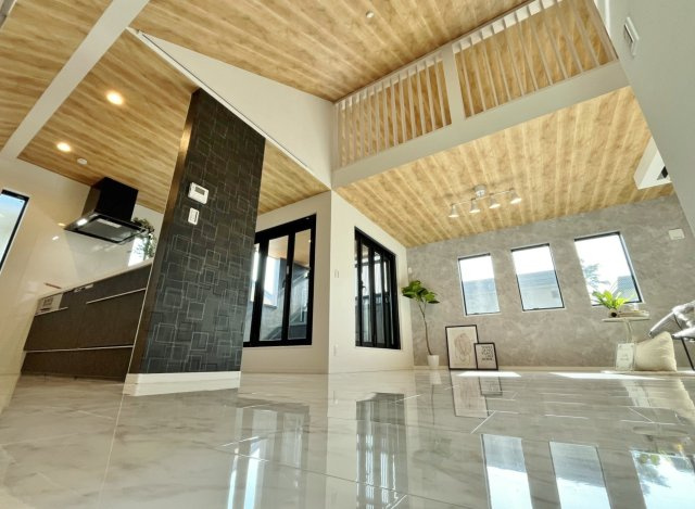 東村山市萩山町1丁目 限定1棟の居間・リビング|吹抜け天井仕様のリビングは開放感とデザインが共存