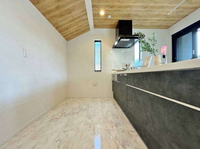 東村山市萩山町1丁目 限定1棟のキッチン|人気の対面式システムキッチン
お手入れがしやすいIHコンロ
火を使わず安心の仕様
